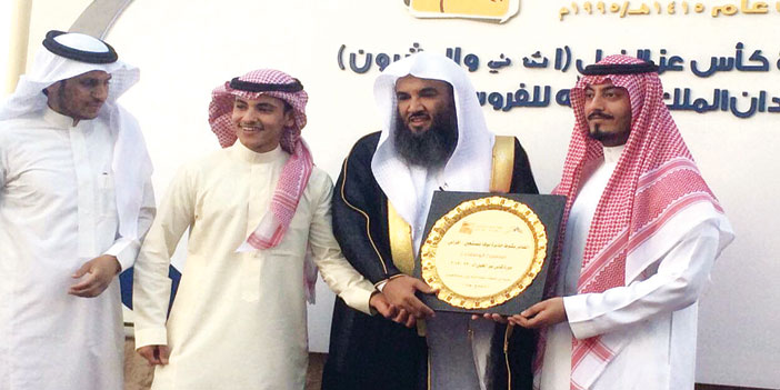  الأمير محمد بن سلطان يسلم خالد السريبي مالك الفرس (تولاي) جائزة الشوط السادس