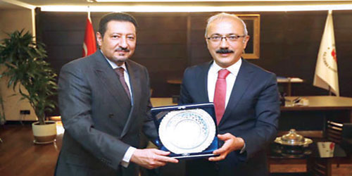  وزير التنمية التركي مكرماً السفير الخريجي