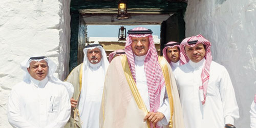 الأمير سلطان أمام بوابة القصر التراثي
