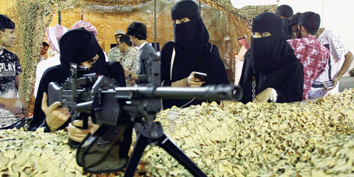 فتيات سعوديات يشاهدن أحدث التقنيات العسكرية 