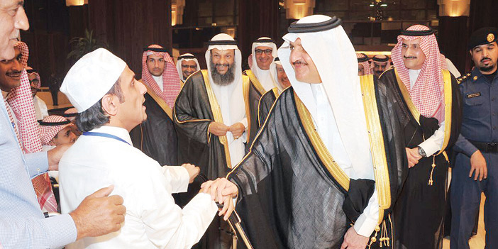   الأمير سعود بن نايف يستمع لشاب من ذوي الاحتياجات الخاصة