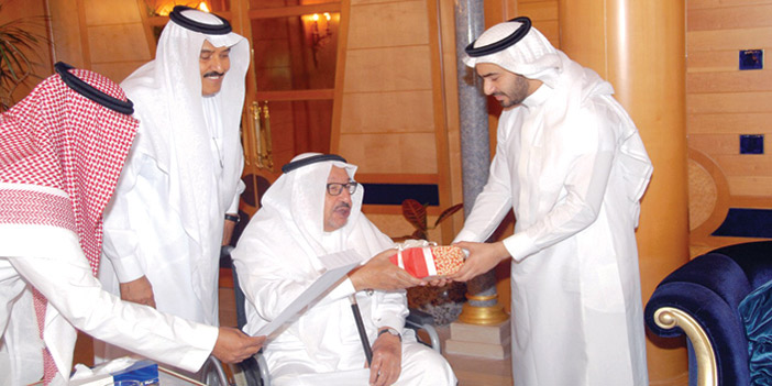  الشيخ عبدالرحمن فقيه يقدم الهدية للطالب