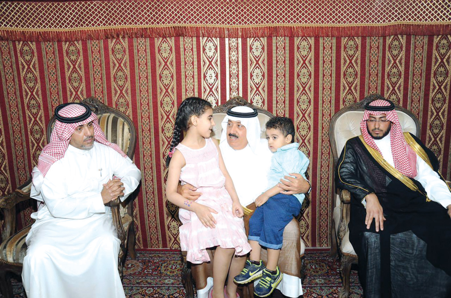  الأمير متعب بن عبدالله في زيارة عزاء ومواساة لأسرة النقيب الهويريني