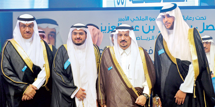  سمو أمير منطقة الرياض يتوسط عدداً من الخريجين