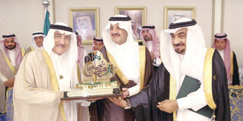  الأمير سعود بن نايف ورئيس اللجنة خلال التكريم