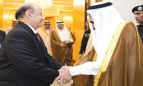  الملك مصافحاً الرئيس اليمني خلال استقباله في قصر السلام بجدة