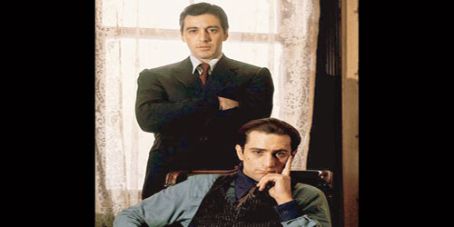  الباتشينو وقوفاً مع روبرت دي نيرو من فيلم «The Godfather»