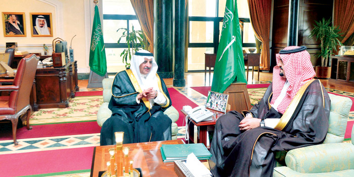 الأمير فهد ملتقيًا أمين المنطقة