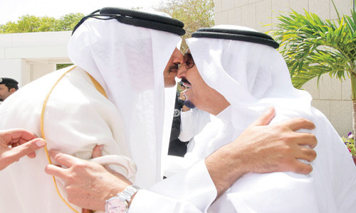 خادم الحرمين الشريفين يستقبل أمير دولة قطر ويقيم مأدبة غداء تكريماً لسموه 