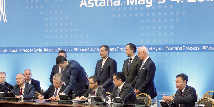   الوسيط الروسي ونائب وزير خارجية إيران بحضور وزير خارجية كازاخستان خلال مراسم التوقيع عالاتفاق