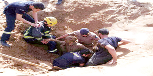 مدني تبوك ينقذ عاملاً من حفرة إنارة 