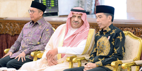  الرئيس الإندونيسي والأمير خالد بن سلطان خلال الحفل