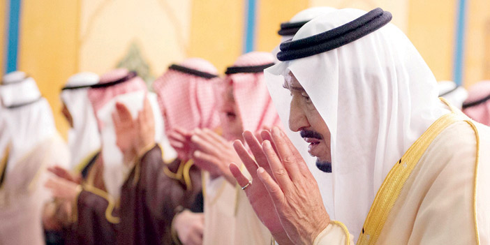  خادم الحرمين الشريفين يؤدي صلاة الميت على الأمير مشعل بن عبد العزيز