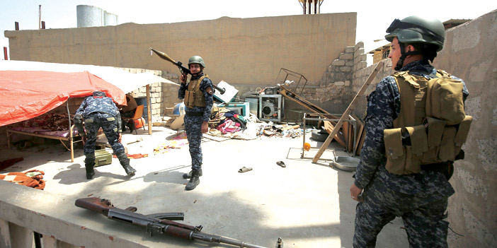 عدد من جنود القوات العراقية أثناء تطهير أحد المواقع من داعش
