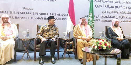  الأمير خالد بن سلطان والرئيس الإندونيسي خلال الحفل