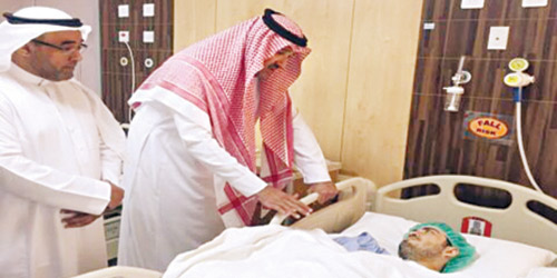  الأمير فيصل بن سلمان يزور الطبيب المصاب