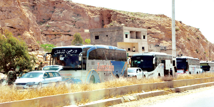  حافلات تجلي عددامن المقاتلين وعائلاتهم من حي برزة في دمشق بعد اتفاق بين النظام والأعيان