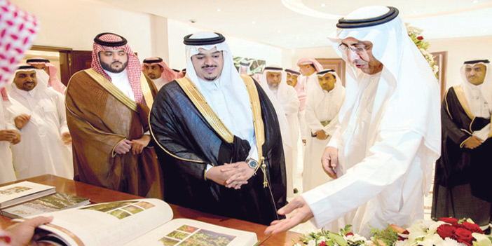  الأمير محمد بن عبد الرحمن خلال زيارته الهيئة العليا لتطوير مدينة الرياض