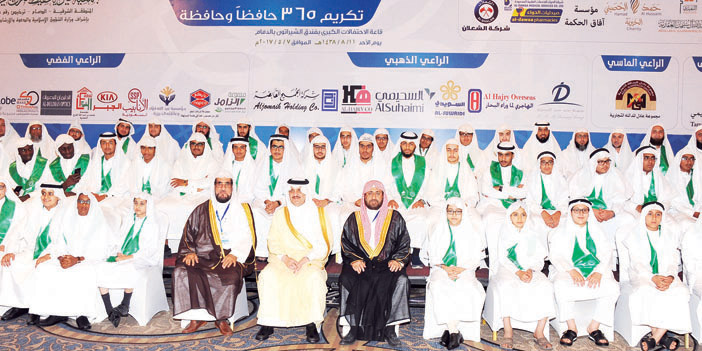  الأمير سعود بن نايف في لقطة جماعية مع الطلاب