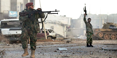  عنصران من القوات الليبية أثناء الاشتباك مع الإرهابيين ببنغازي