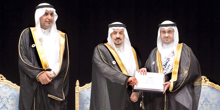  الأمير فيصل بن بندر خلال رعايته تخريج طلاب الجامعة الإلكترونية