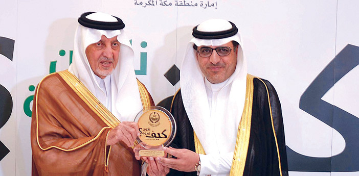  سعيد الغامدي يتسلم درع التكريم من الأمير خالد الفيصل
