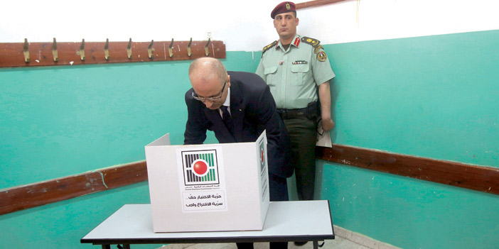  رامي الحمد لله يدلي بصوته في الانتخابات البلدية المقامة في الضفة