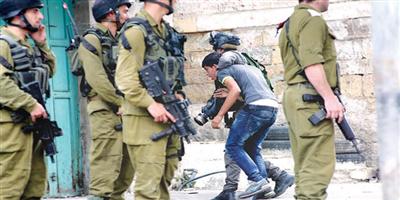 قوات الاحتلال تعتقل عشرة فلسطينيين بمحافظتي الخليل وغزة 
