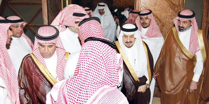  أمير منطقة الرياض لحظة وصوله منزل الفقيد معزياً