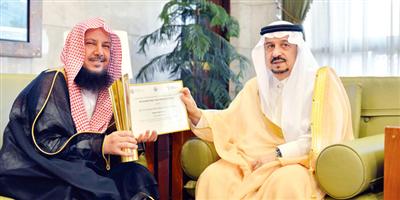 أمير منطقة الرياض يستقبل المشرف على برنامج «عطاء» الإلكتروني 