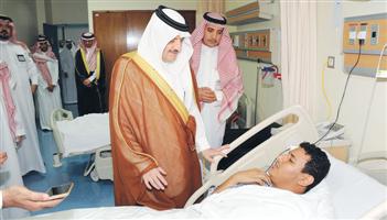 أمير المنطقة الشرقية يزور رجال الأمن المصابين في الحادث الإرهابي بالعوامية 