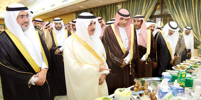  الأمير فهد بن سلطان داخل المعرض المصاحب