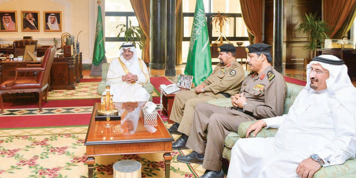  الأمير فهد بن سلطان في لقاء مع فريق عمل «وطن بلا مخالف»