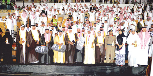  الأمير خالد الفيصل في صورة جماعية مع الفائزين