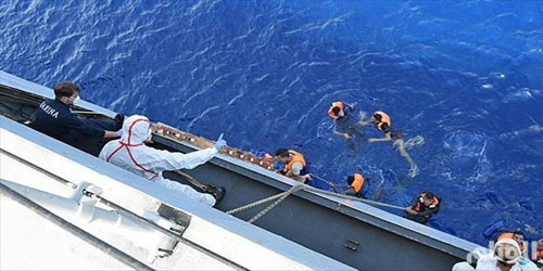 إنقاذ 43 مهاجرًا من الغرق غرب تركيا 