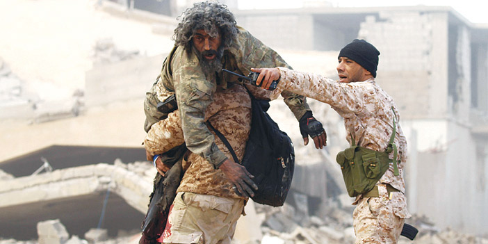  عنصران من الجيش الليبي ينقذان زميلهما الجريح بقاعدة براك