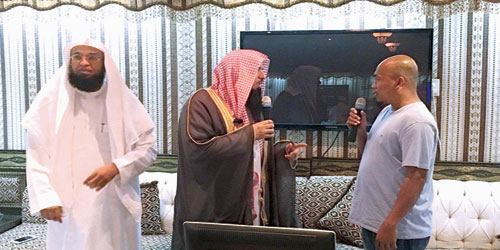  الشيخ المري يلقن أحد المسلمين الشهادتين