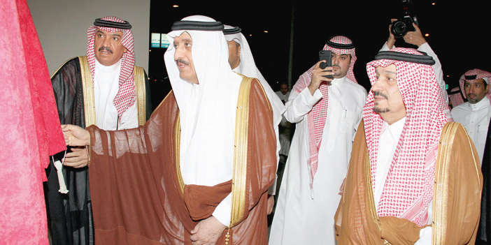  سمو الأمير أحمد يزيح الستار عن اللوحة التذكارية