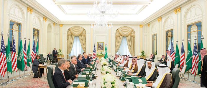  لقطات من جلسة المباحثات بين خادم الحرمين الشريفين والرئيس الأمريكي في قصر اليمامة أمس