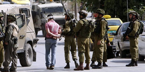 القوات الإسرائيلية تعتقل ثلاثة شبان وطفلاً فلسطينيين 