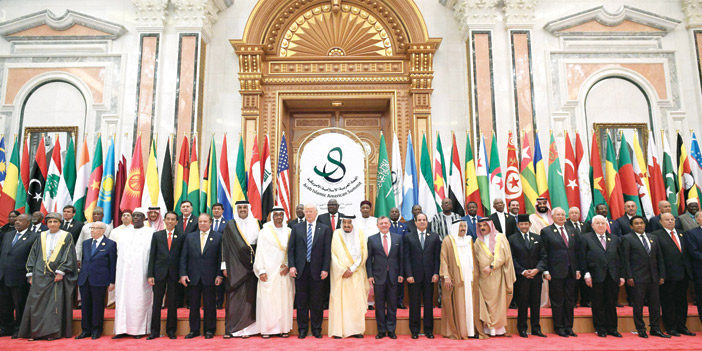  الملك سلمان والرئيس ترامب يتوسطان قادة الدول العربية والإسلامية في الرياض أمس
