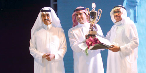  اللاعب السعودي عثمان الملا أثناء تسليمه جائزة البطولة