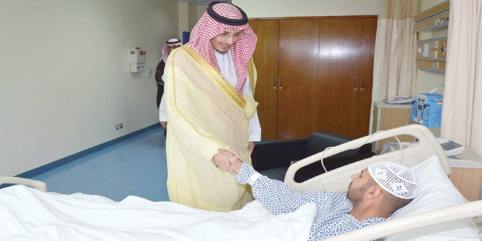  الأمير أحمد بن فهد خلال زيارته للمصابين