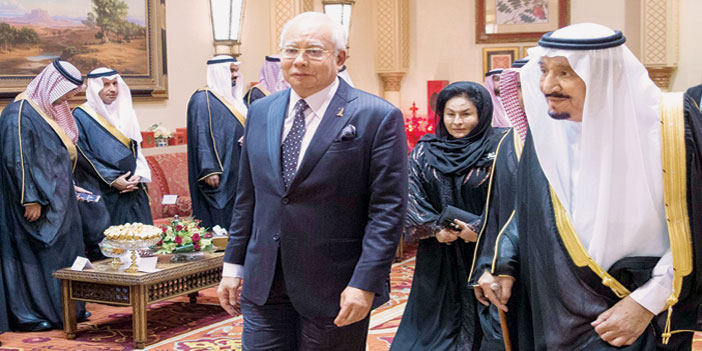  خادم الحرمين خلال استقباله رئيس الوزراء الماليزي