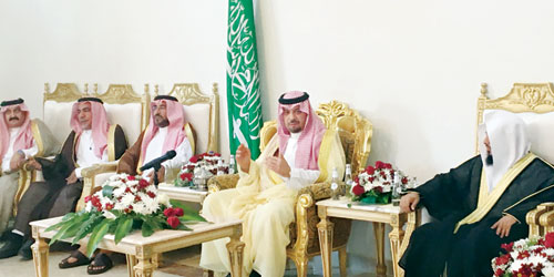  الأمير فيصل في صالة الاستقبال بمحافظة رفحاء