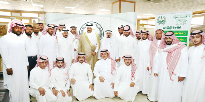  صورة جماعية لسموه مع موظفي الإمارة