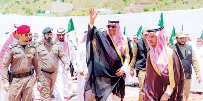  حسام بن سعود خلال زيارته أحد المشائخ