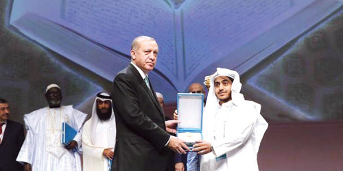  المتسابق الحربي يتسلم الجائزة من الرئيس التركي