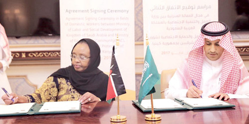  وزير العمل أثناء توقيع الاتفاقية مع الوزيرة الكينية