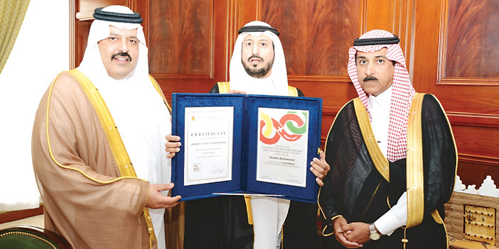  الأمير عبدالعزيز بن سعد يستعرض شهادة الطالبة الدولية
